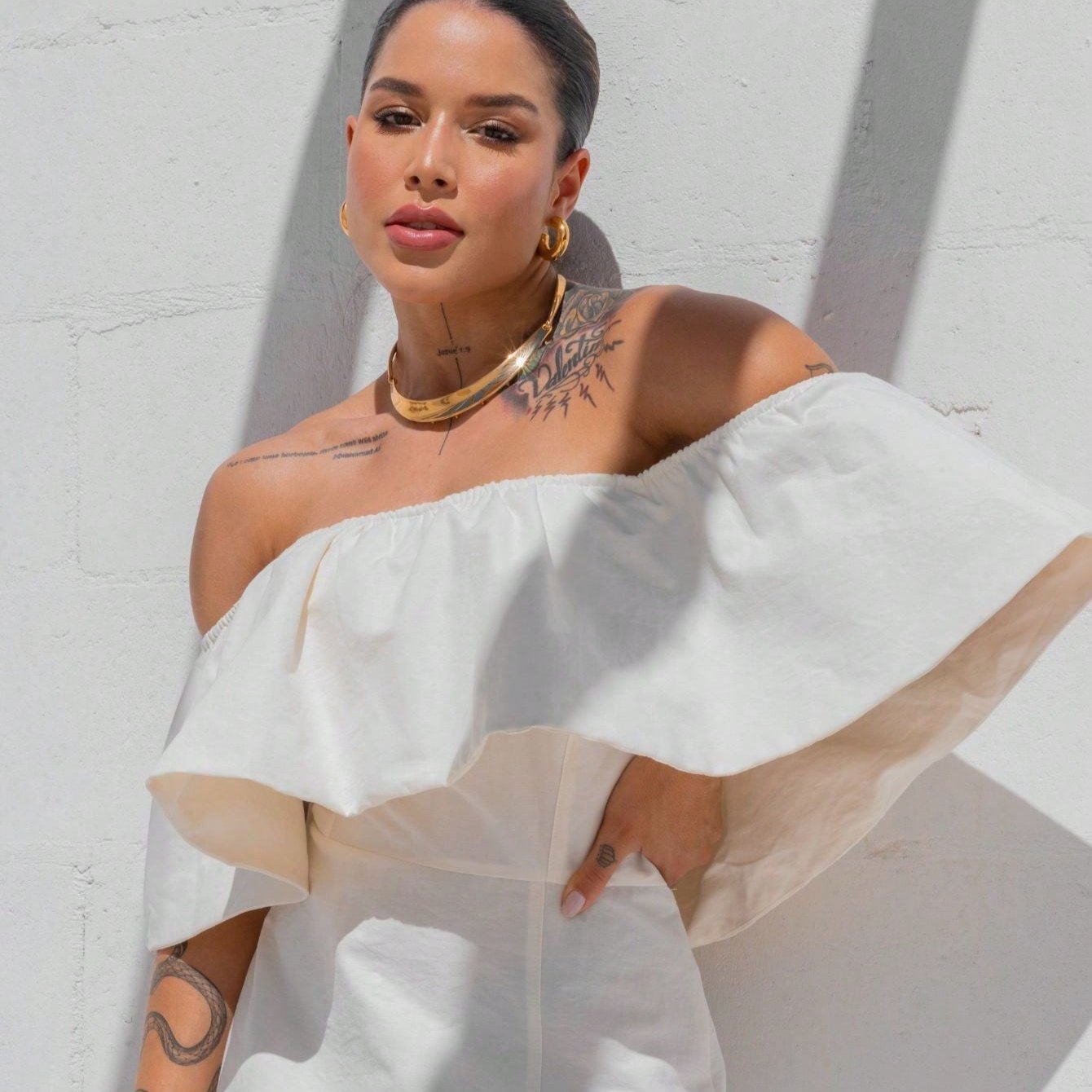 Vestido Midi Ivanna - Off-Shoulder Branco – Estilo e Conforto em Cada Detalhe