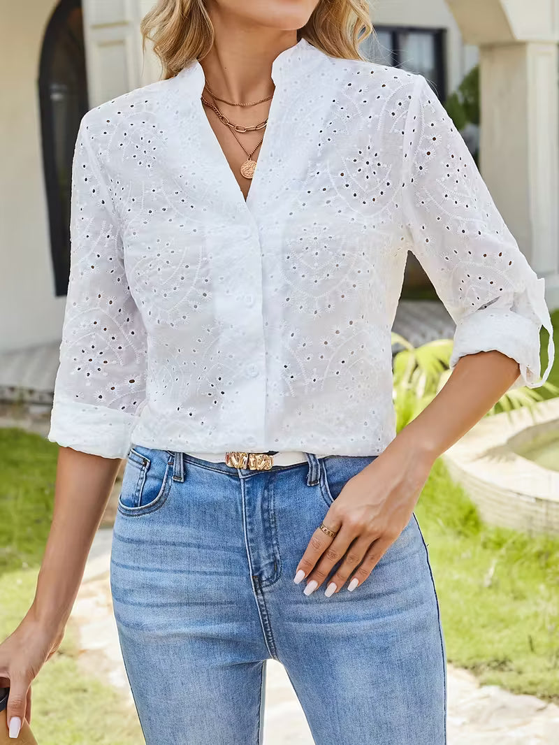 Camisa Elisa Bordada em Ilhós – Elegância Artesanal e Leveza Atemporal