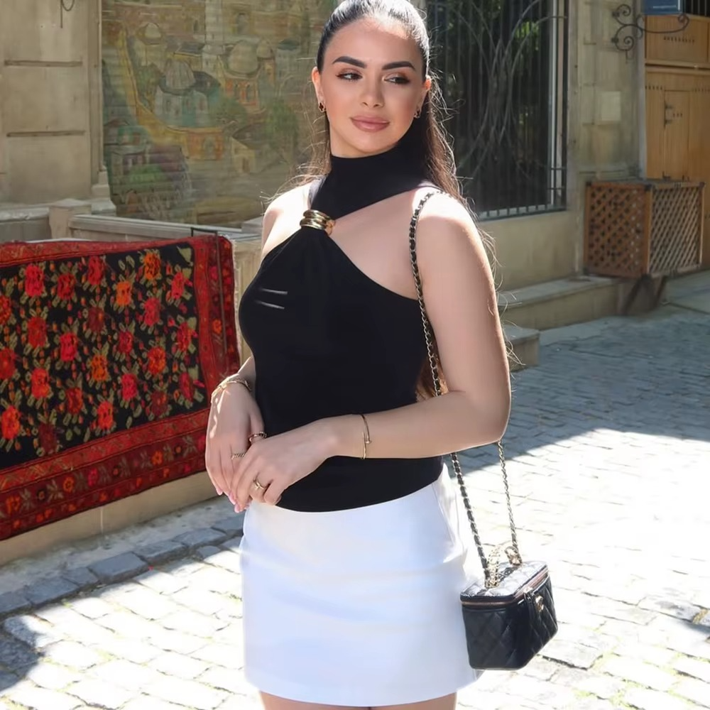 Blusa Argola Dourada Gabi Gola Alta Sem Mangas Elegância Moderna com Toque de Sofisticação