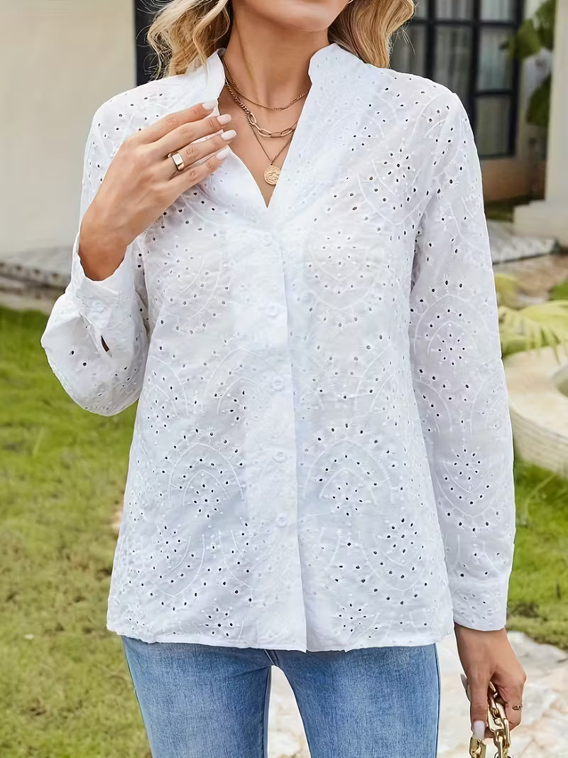 Camisa Elisa Bordada em Ilhós – Elegância Artesanal e Leveza Atemporal