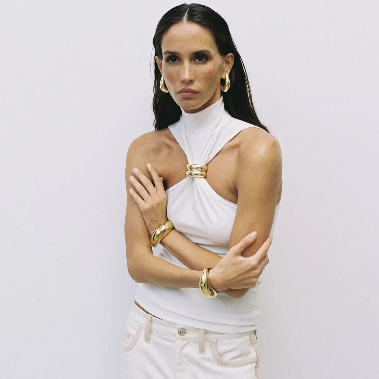 Blusa Argola Dourada Gabi Gola Alta Sem Mangas Elegância Moderna com Toque de Sofisticação