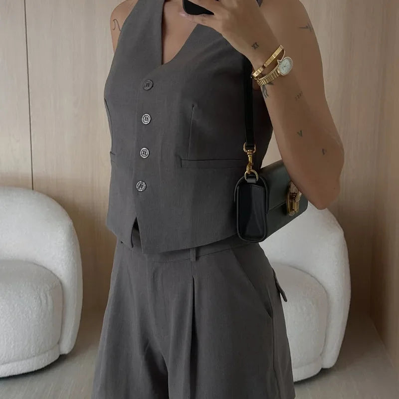 Conjunto de Shorts Lívia Colete e Shorts com Decote em V Sofisticado