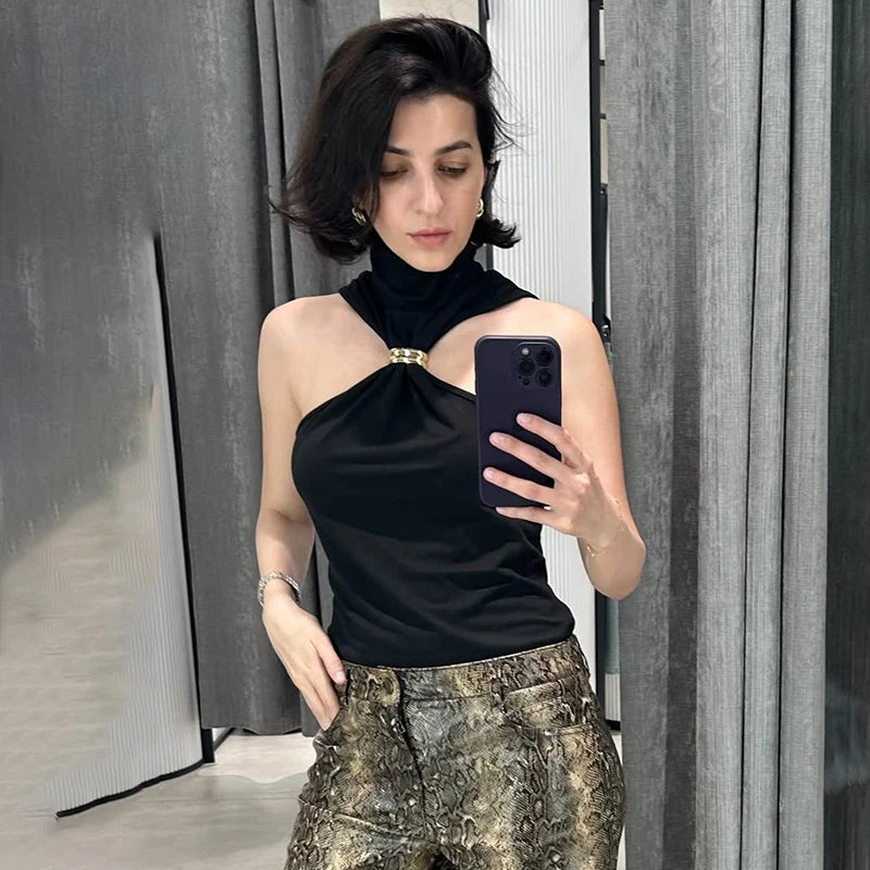 Blusa Argola Dourada Gabi Gola Alta Sem Mangas Elegância Moderna com Toque de Sofisticação