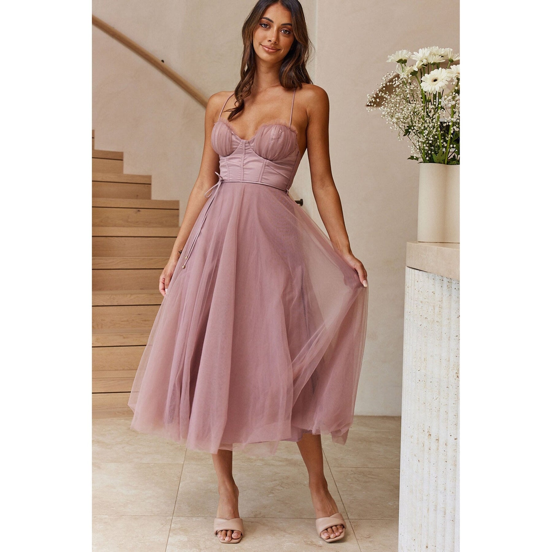 Vestido Midi Natalia de Tule com Corpete Estruturado e Alças Finas – Estilo Romântico e Sofisticado