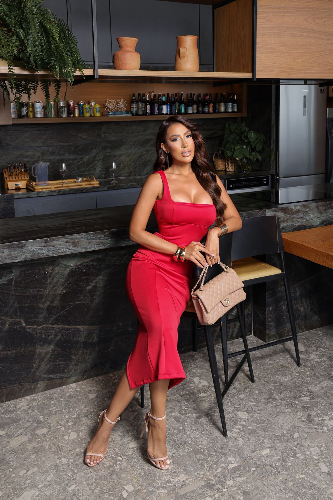 Vestido Midi La Diva – Alfaiataria Premium com Bojo Estruturado, Alças Largas e Fenda Traseira Sofisticada - A Elegância Contemporânea para Mulheres de Poder