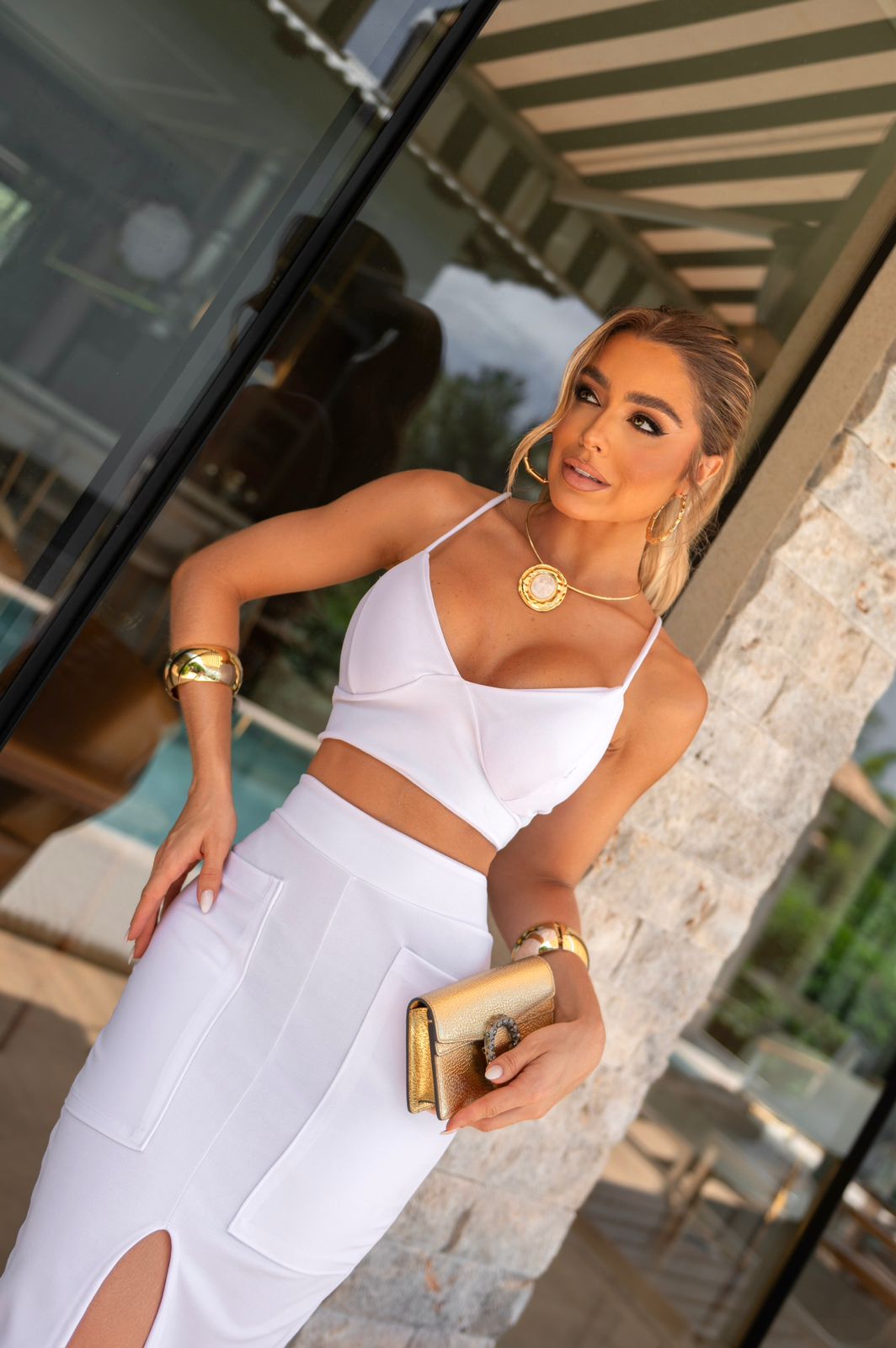 Conjunto de Saia Verona – Saia com Fenda Frontal e Cropped com Decote em V no Branco Absoluto