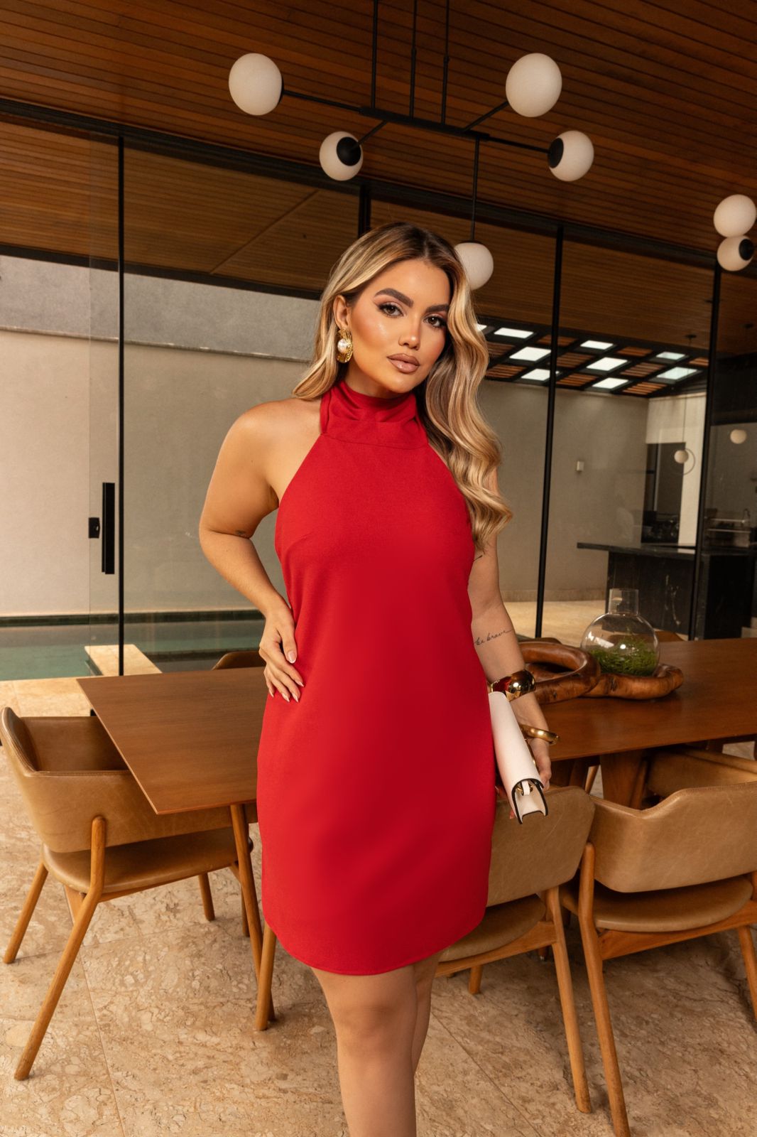 Vestido Curto Athena – Alfaiataria Premium Frente Única com Amarração no Pescoço e Zíper nas Costas