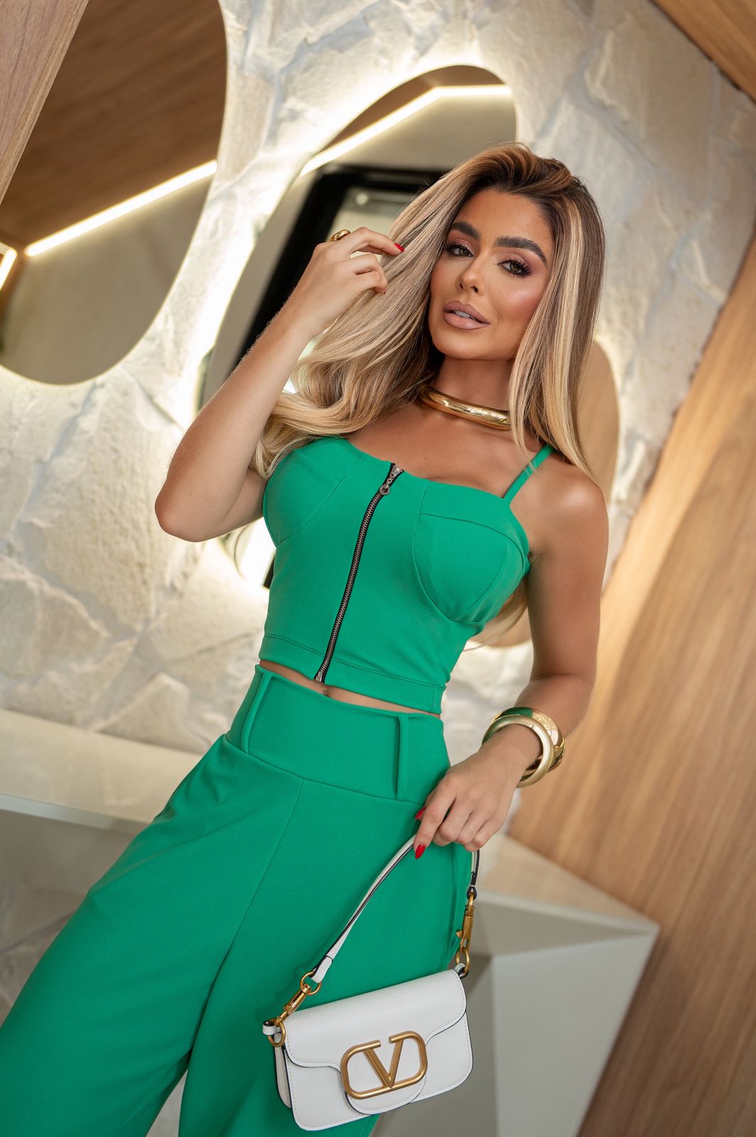 Conjunto de Calça e Cropped Esmeralda Alfaiataria Escultural em Neoprene Premium, com Cropped de Alcinha Estruturado e Calça Flare de Cintura Alta que Exalta a Silhueta