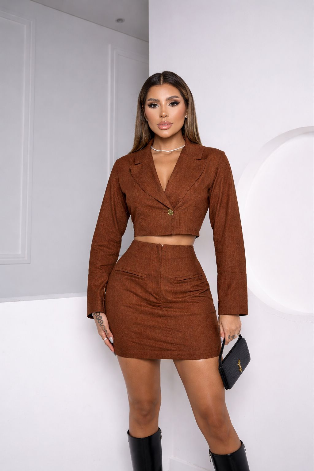 Conjunto Saia e Cropped Manga Longa Dallas em Alfaiataria Moderna em Neocrepe Premium com Estrutura Sofisticada e Botões Dourados