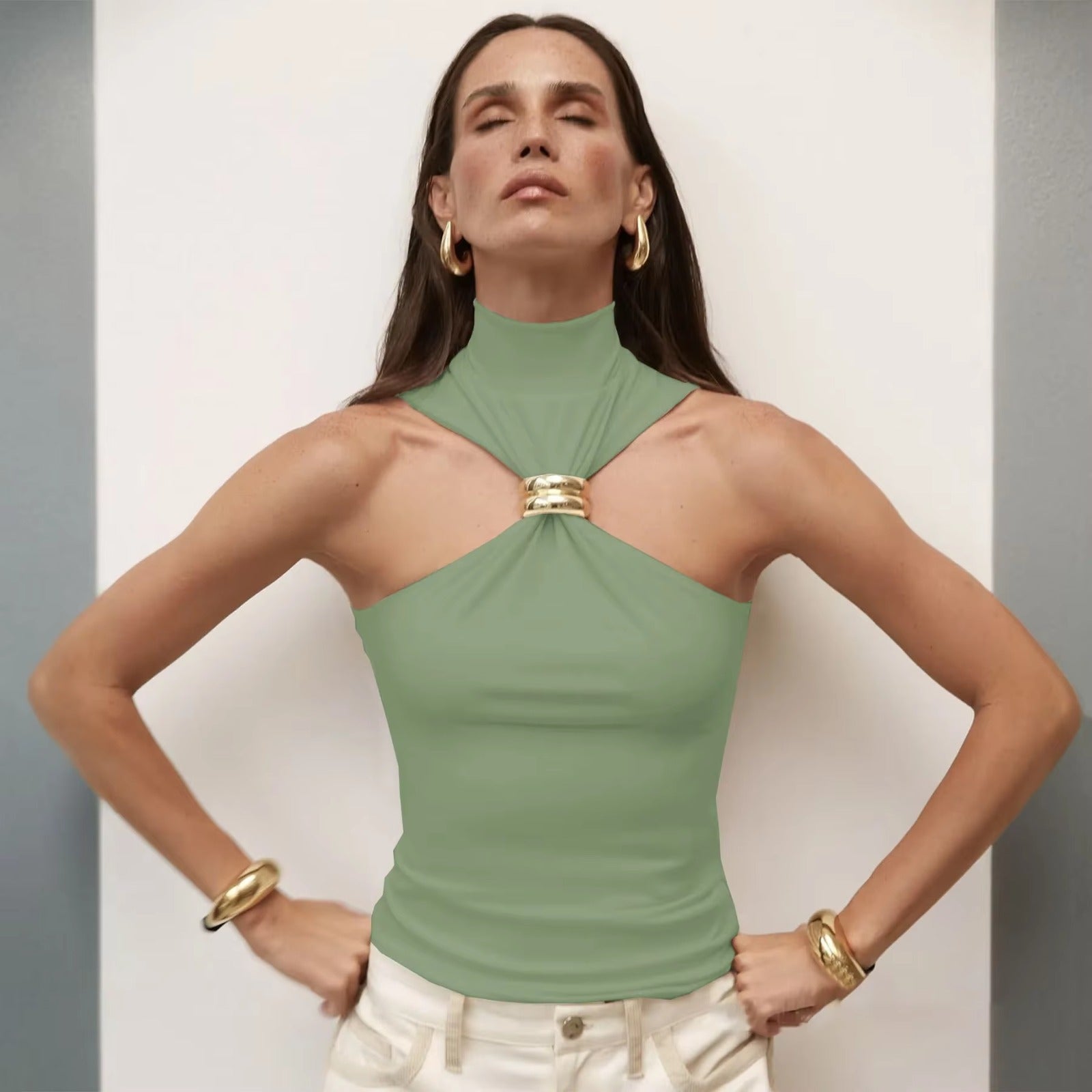 Blusa Argola Dourada Gabi Gola Alta Sem Mangas Elegância Moderna com Toque de Sofisticação