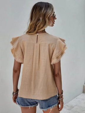 Blusa Isadora Feminina com Manga Borboleta e Detalhes em Renda Casual e Elegante