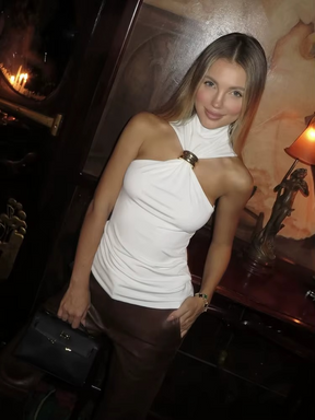 Blusa Argola Dourada Gabi Gola Alta Sem Mangas Elegância Moderna com Toque de Sofisticação