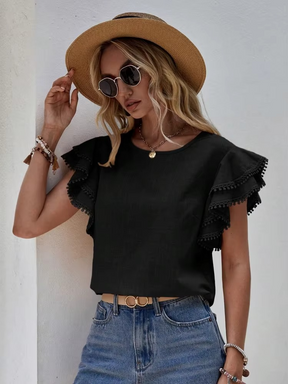 Blusa Isadora Feminina com Manga Borboleta e Detalhes em Renda Casual e Elegante