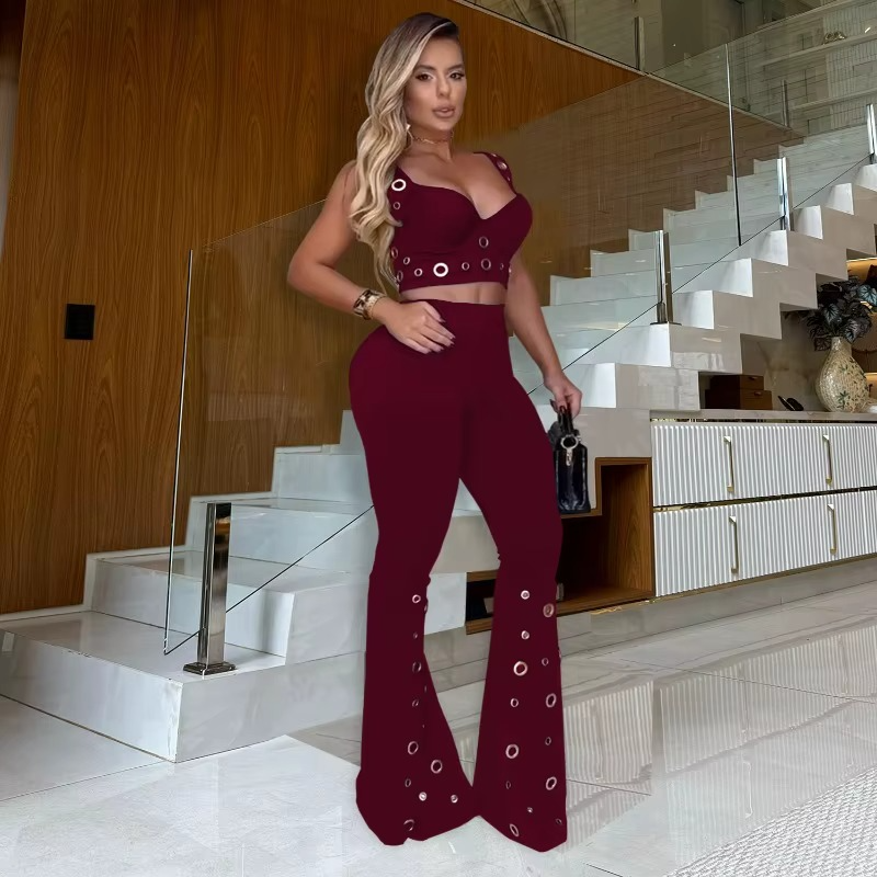 Conjunto de Calça Chloe  Cropped Estruturado e Calça Flare com Ilhós Sofisticação e Sensualidade