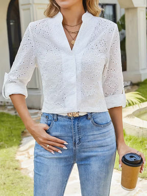 Camisa Elisa Bordada em Ilhós – Elegância Artesanal e Leveza Atemporal