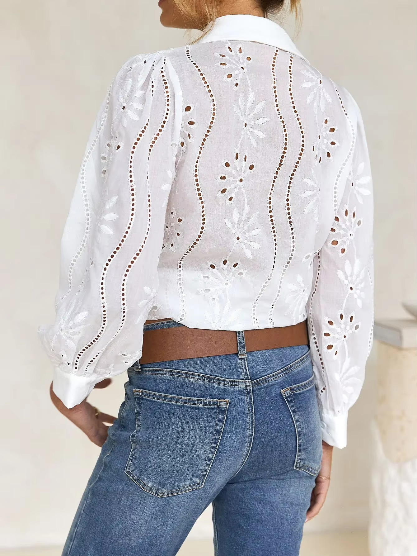 Camisa Sarita — A Delicadeza Bordada da Mulher Moderna