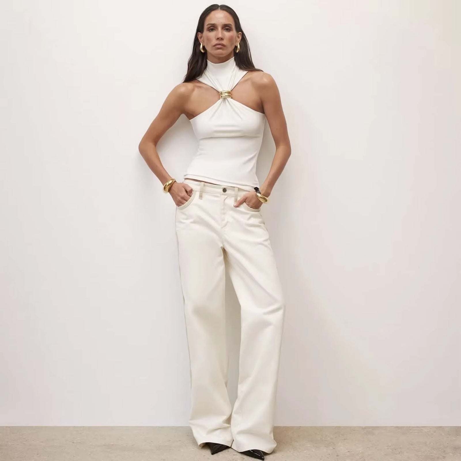 Blusa Argola Dourada Gabi Gola Alta Sem Mangas Elegância Moderna com Toque de Sofisticação