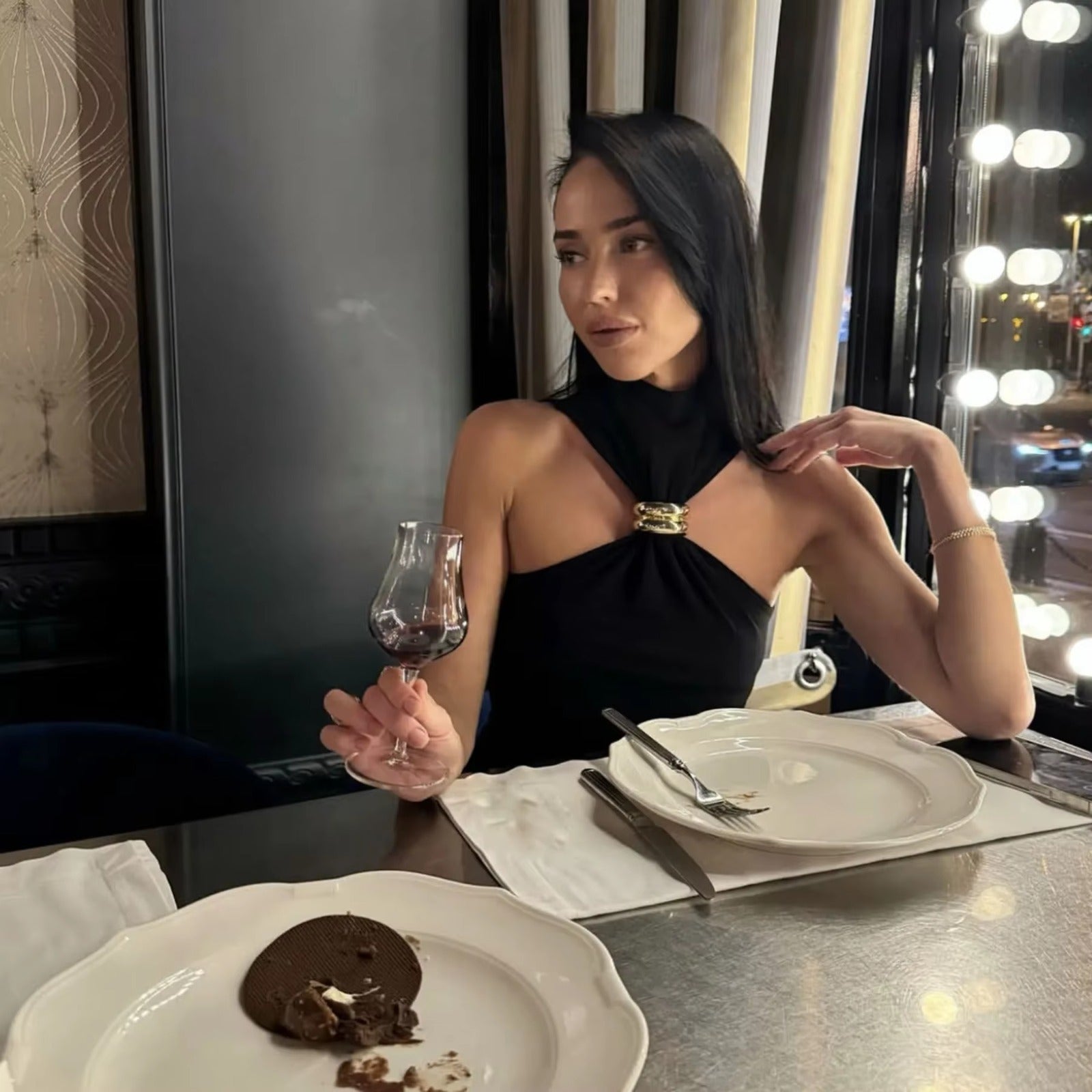 Blusa Argola Dourada Gabi Gola Alta Sem Mangas Elegância Moderna com Toque de Sofisticação