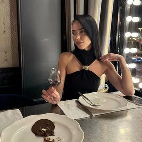 Blusa Argola Dourada Gabi Gola Alta Sem Mangas Elegância Moderna com Toque de Sofisticação