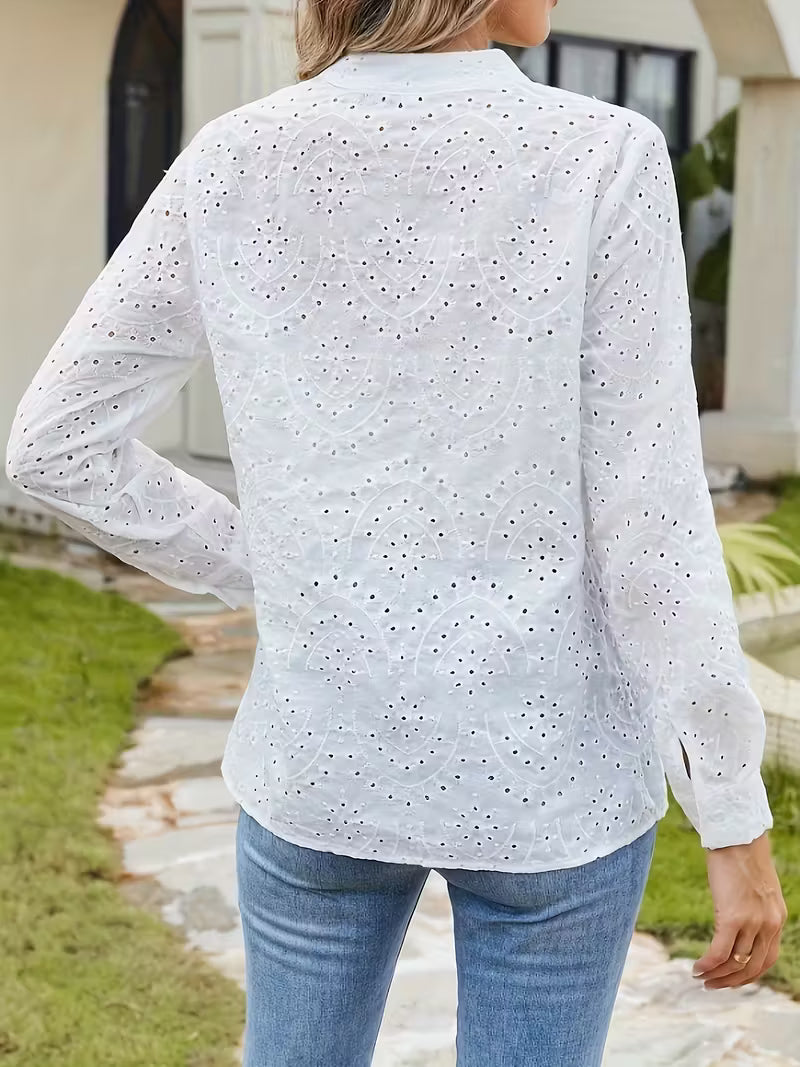 Camisa Elisa Bordada em Ilhós – Elegância Artesanal e Leveza Atemporal