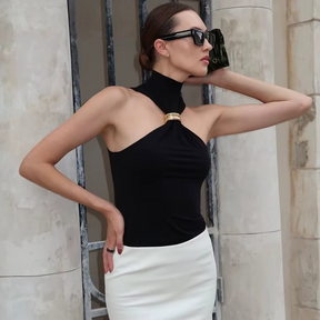 Blusa Argola Dourada Gabi Gola Alta Sem Mangas Elegância Moderna com Toque de Sofisticação