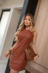 Vestido Curto Texas no Couro Eco Premium com Fivelas Douradas e Modelagem Esculpida que Valoriza a Silhueta
