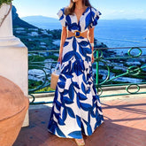 Vestido Longo Brigitte Estampado Azul e Branco com Recortes Laterais e Fivela – Estilo Resort Chic