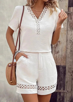 Conjunto de Shorts Laís Feminino  Blusa em Renda com Decote em V e Shorts Leve de Verão