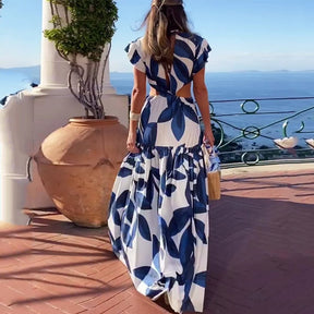 Vestido Longo Brigitte Estampado Azul e Branco com Recortes Laterais e Fivela – Estilo Resort Chic