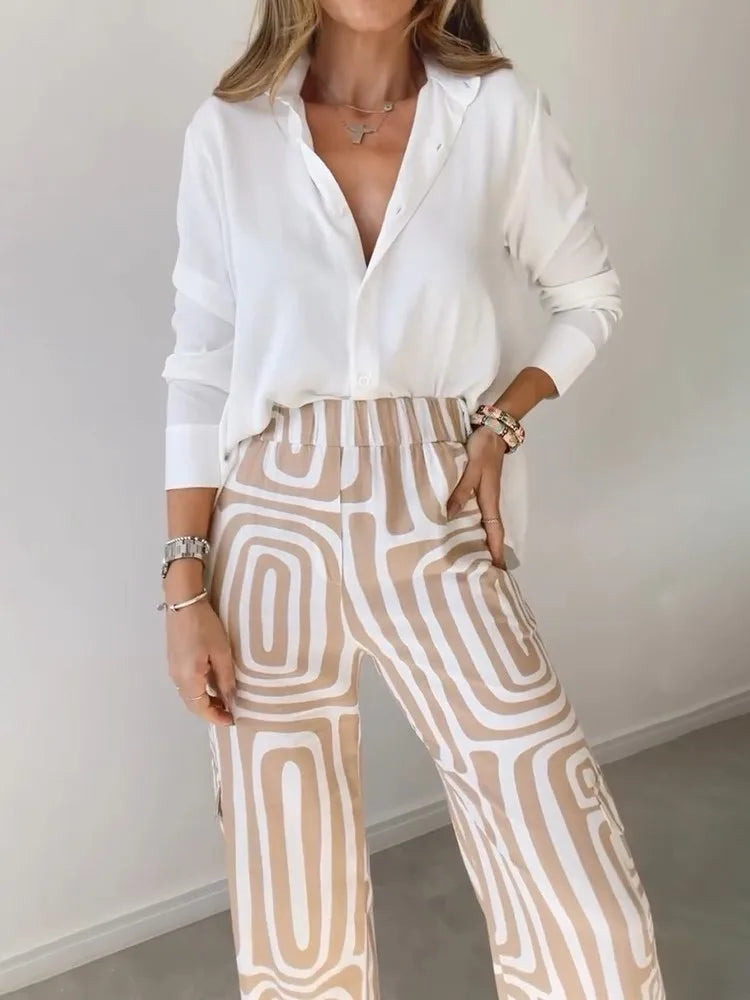 Conjunto de Calça Melina Camisa Branca com Calça de Estampa Geométrica Elegante