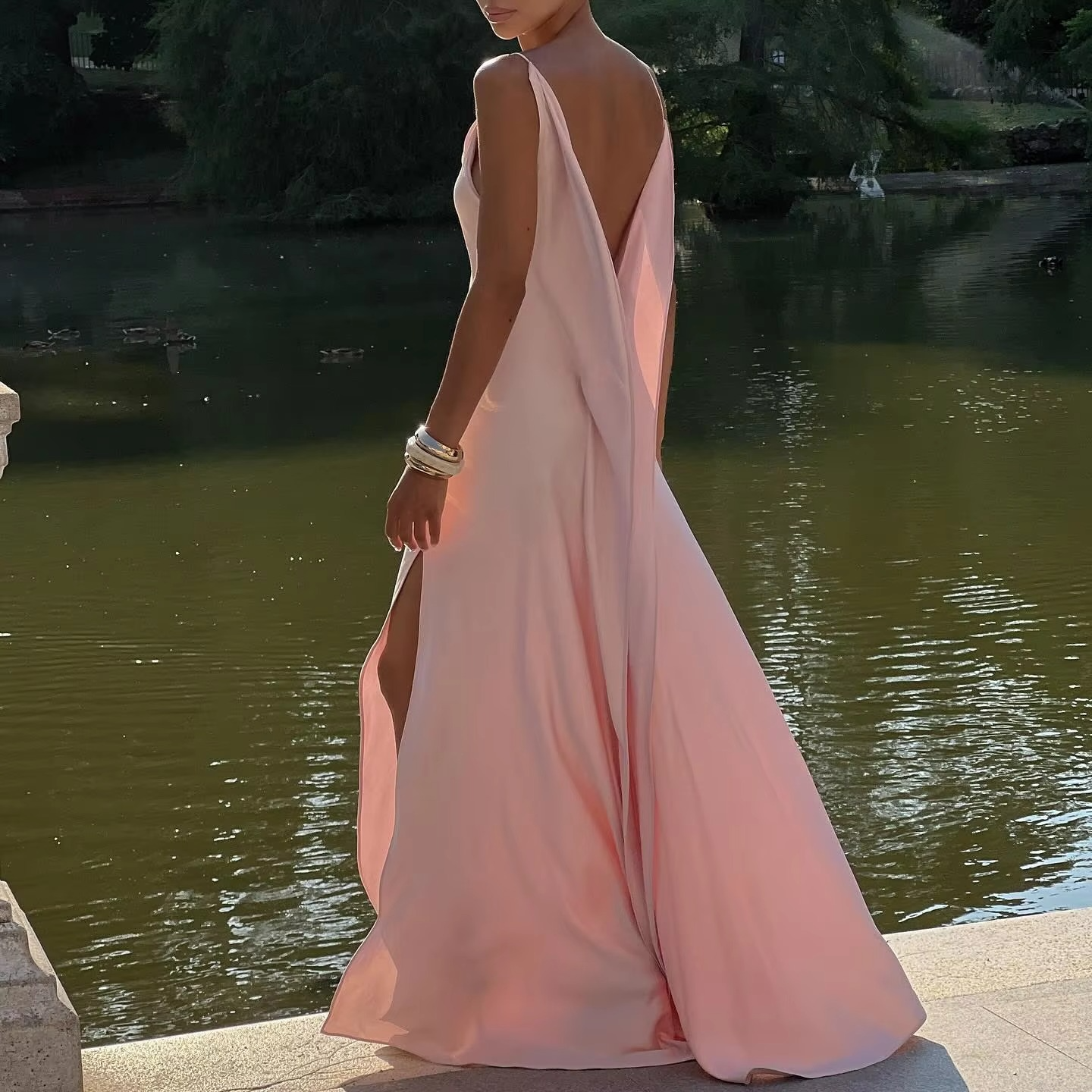 Vestido Longo Mirela Elegância Fluida à Beira do Luxo