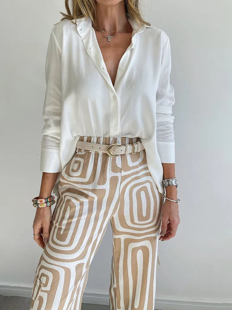 Conjunto de Calça Melina Camisa Branca com Calça de Estampa Geométrica Elegante