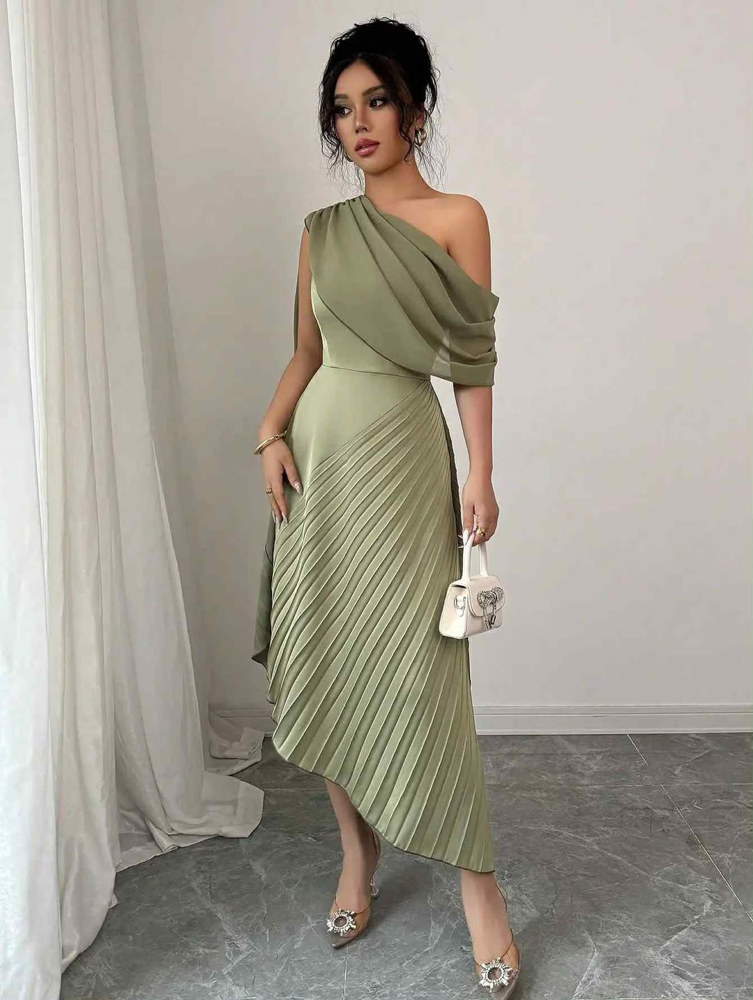 Vestido Longo Anelise Elegância que Reflete Luz e Sofisticação