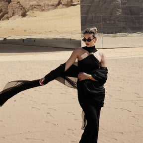 Blusa Argola Dourada Gabi Gola Alta Sem Mangas Elegância Moderna com Toque de Sofisticação