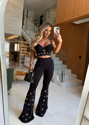 Conjunto de Calça Chloe  Cropped Estruturado e Calça Flare com Ilhós Sofisticação e Sensualidade