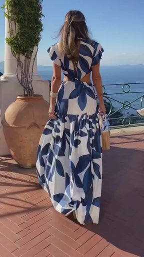 Vestido Longo Brigitte Estampado Azul e Branco com Recortes Laterais e Fivela – Estilo Resort Chic