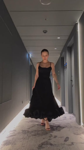 Vestido Longo Isis - Lilás com Babados na Barra – Elegância e Delicadeza em Cada Detalhe