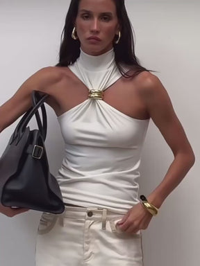 Blusa Argola Dourada Gabi Gola Alta Sem Mangas Elegância Moderna com Toque de Sofisticação